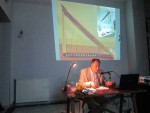 Ο κύριος Χρήστος Τερζής ομιλεί για την άρπα του μουσικού από τη Δάφνη