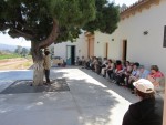 Τα μέλη μας παρακολουθούν τη ξενάγηση