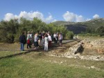 Η αρχαιολόγος κυρία Πέλλη Φωτιάδη - Φρυδάκη ξεναγεί τους Φίλους στον Αρχαιολογικό Χώρο του Ιερού των Αιγυπτίων Θεών στη Μπρεξίζα της Νέας Μάκρης (07/10/2017).